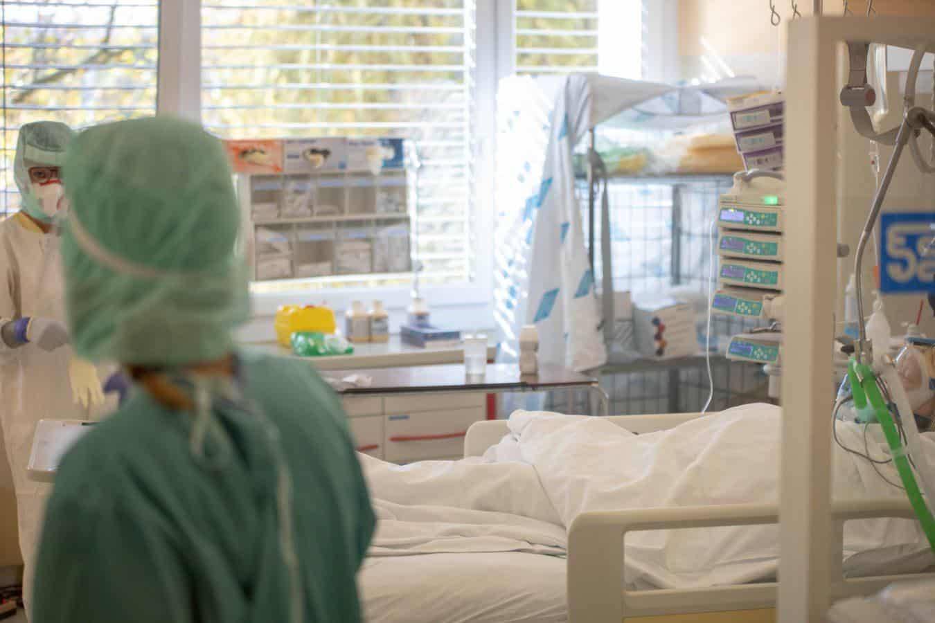 Prostih še devet covidnih intenzivnih postelj, zvečer sestanek zdravstvenega ministrstva in bolnišnic