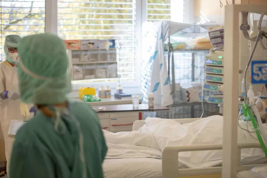 Prostih še devet covidnih intenzivnih postelj, zvečer sestanek zdravstvenega ministrstva in bolnišnic