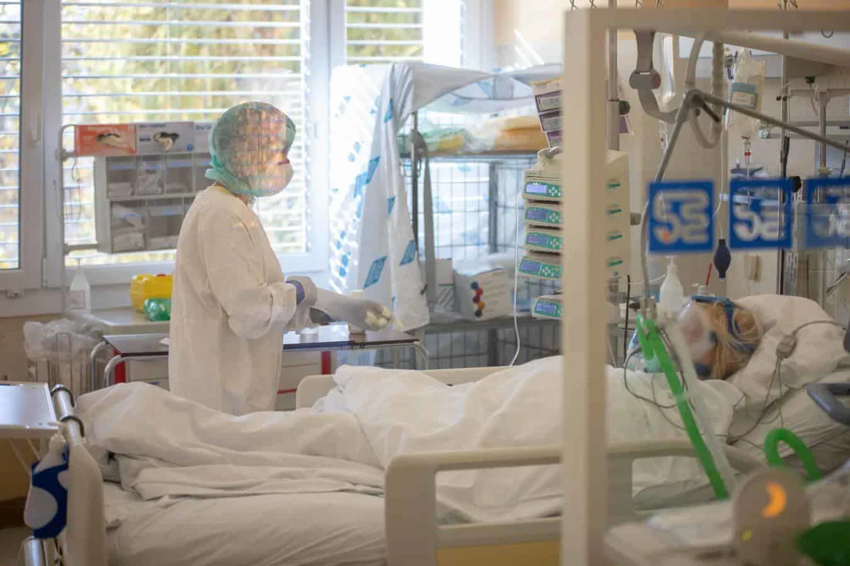 Slovenskim bolnišnicam naj bi prišle na pomoč medicinske ekipe iz Italije. UKC Maribor: Kar 85 odstotkov covidnih bolnikov na intenzivni terapiji necepljenih