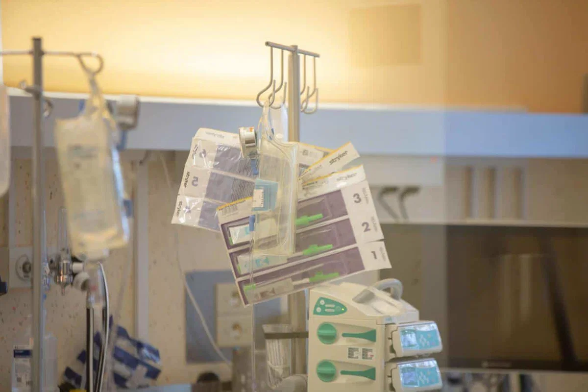 Število okužb v nebo, delež hospitaliziranih bistveno nižji kot v preteklosti