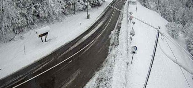 Ceste zasnežene tudi na Koroškem, na Kaninu že več kot en meter snega