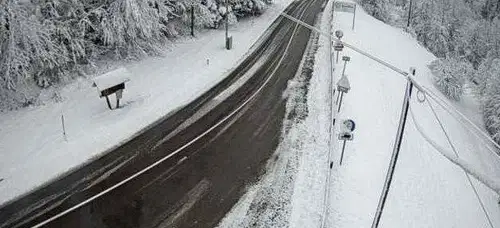 Ceste zasnežene tudi na Koroškem, na Kaninu že več kot en meter snega