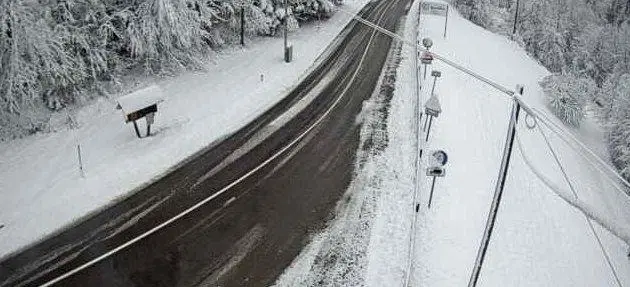 Ceste zasnežene tudi na Koroškem, na Kaninu že več kot en meter snega