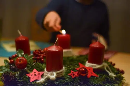 Kristjani z adventom začenjajo priprave na božič