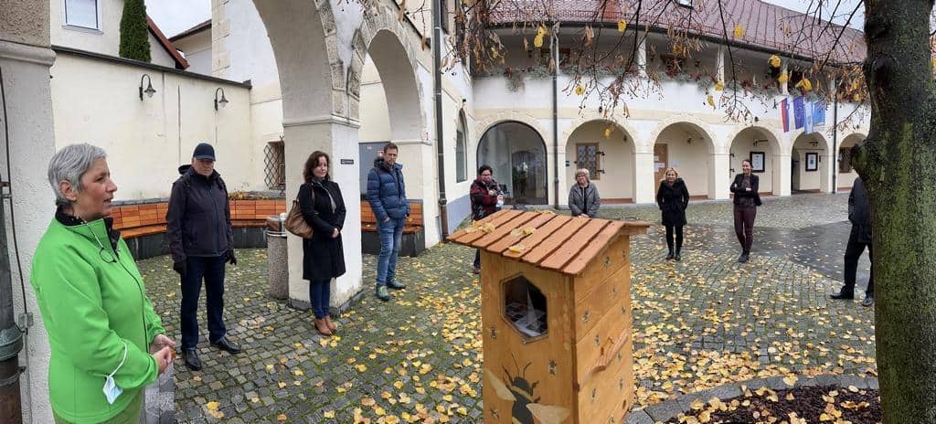 Novost v Slovenj Gradcu: Leseni panj za izmenjavo knjig (FOTO)