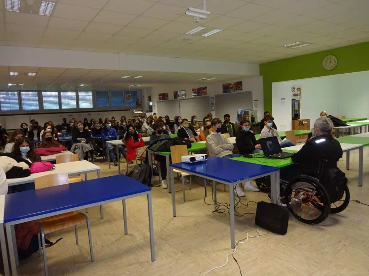 Na Ravnah potekala interaktivna prometna preventivna delavnica 'Vozim, vendar ne hodim'