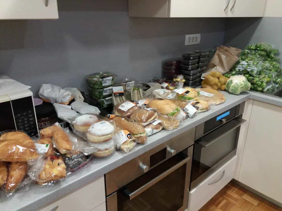 Na Ravnah že šesto leto uspešno razdeljujejo hrano socialno ogroženim