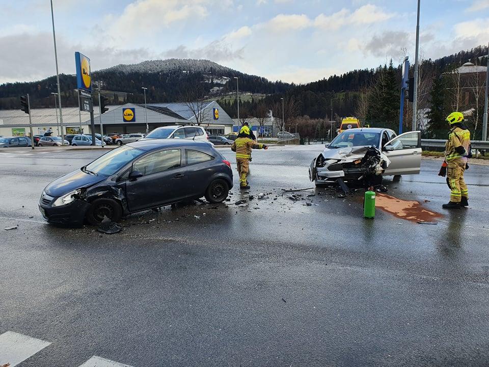 Na Ravnah trčila voznika osebnih vozil, stara 80 in 84 let. Policija prosi za pomoč