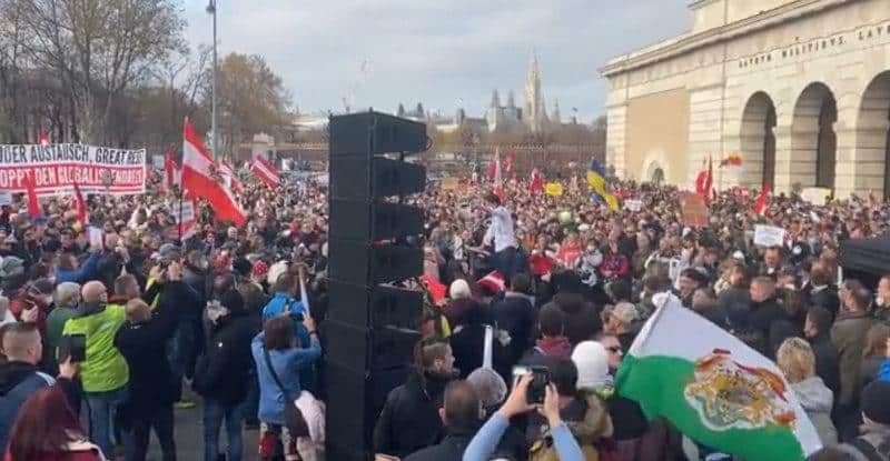 Na Dunaju protest proti zaprtju javnega življenja in cepljenju. Policija v izgredih na Nizozemskem posredovala s streli, več ranjenih