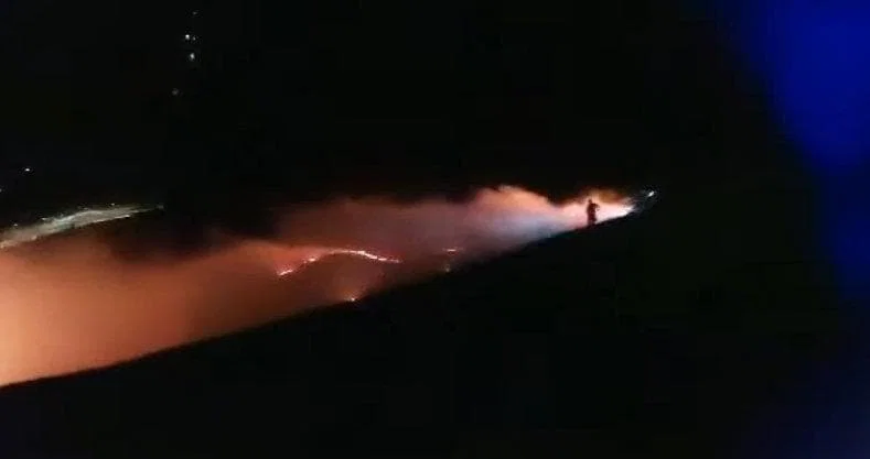 VIDEO: Na silvestrovo izbruhnil požar na pobočju Nanosa. Pri gašenju se je poškodoval en gasilec