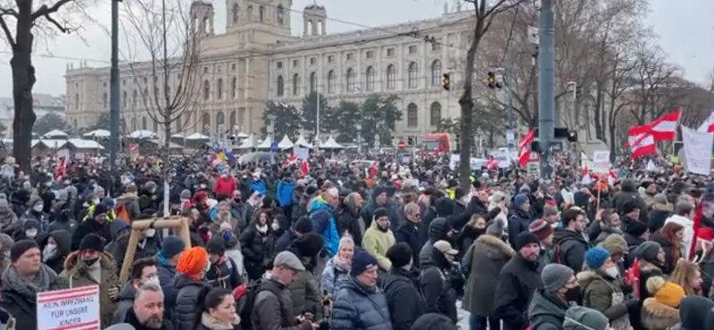 Na Dunaju prek 40.000 protestnikov proti koronskim ukrepom