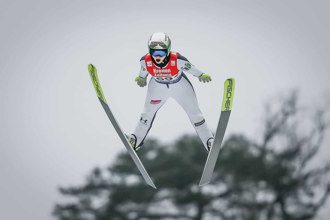 Nika Križnar zmagovalka prve tekme na Ljubnem, na stopničkah še Ema Klinec