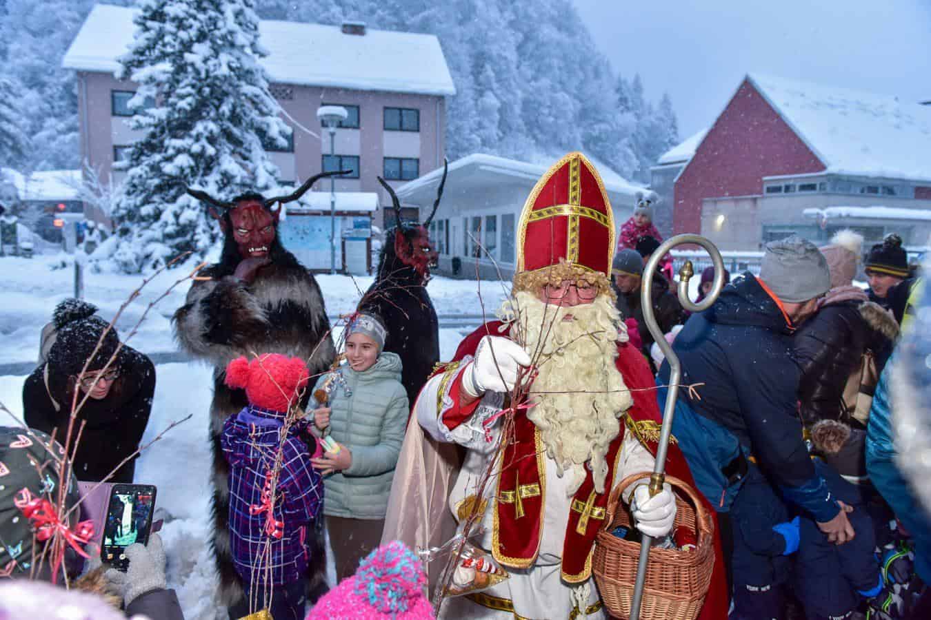 Črna: Miklavž je s svojim obiskom razveselil najmlajše (FOTO)