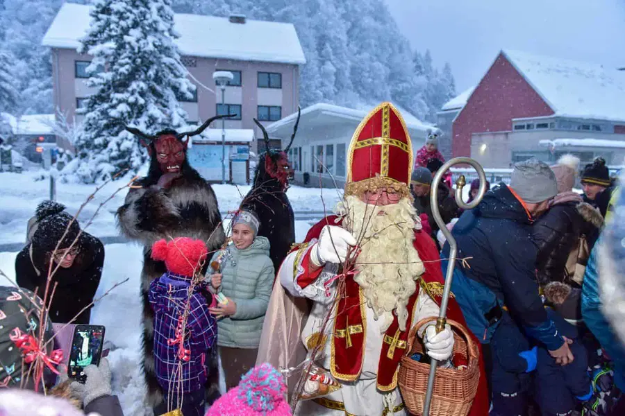 Črna: Miklavž je s svojim obiskom razveselil najmlajše (FOTO)