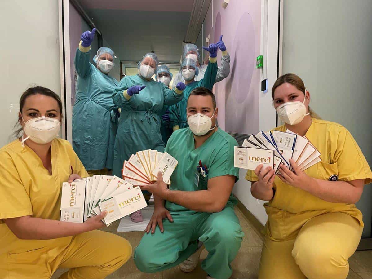 Na Koroškem v sredo 63 novih okužb. Zaposleni na covidnih deloviščih SB Slovenj Gradec prejeli čokolade