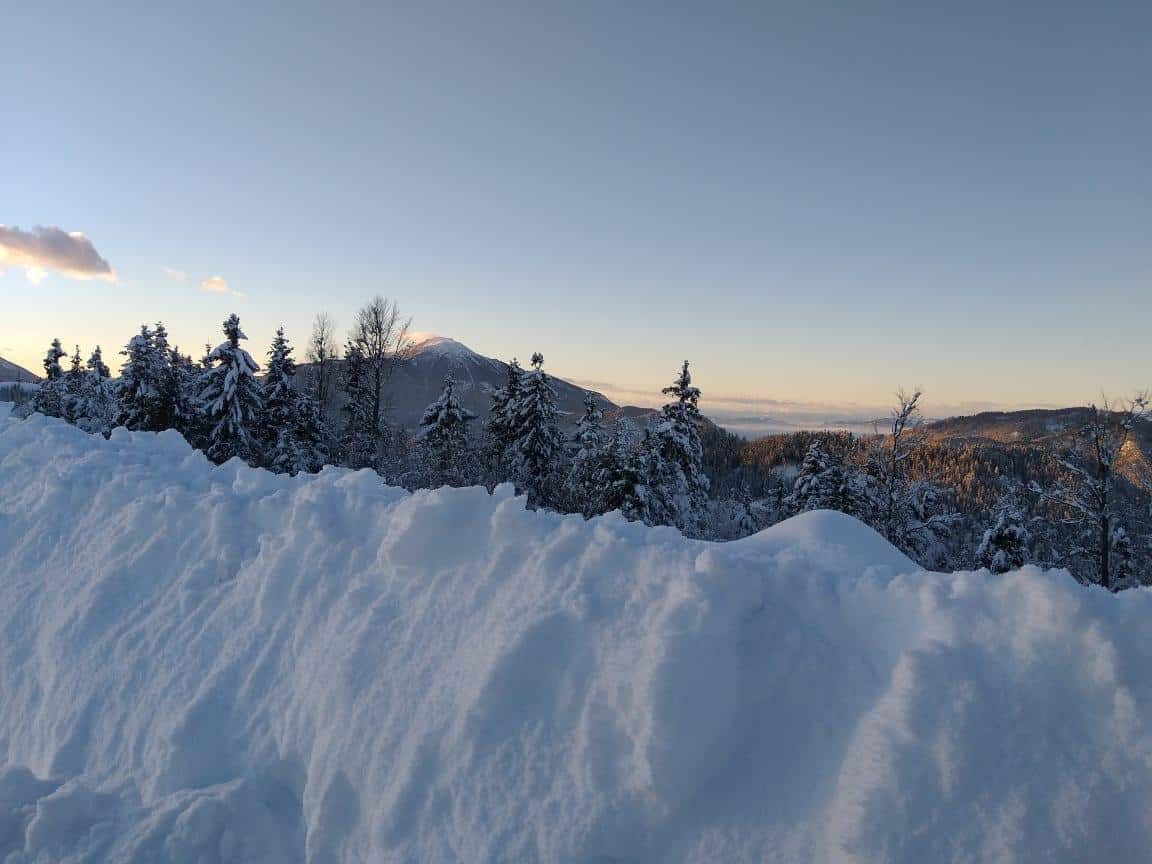 Obilno sneženje povzročalo težave na Štajerskem, Koroškem, Dolenjskem in v Zasavju