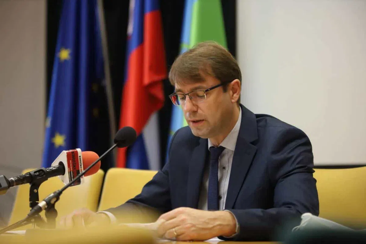 Posnetek: Novinarska konferenca ravenskega župana dr. Tomaža Rožena (VIDEO)