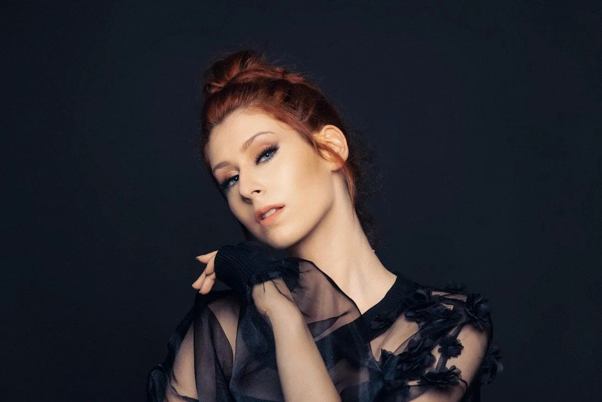 Korošica Eva Boto, kot je še niste videli - ljubosumna in posesivna