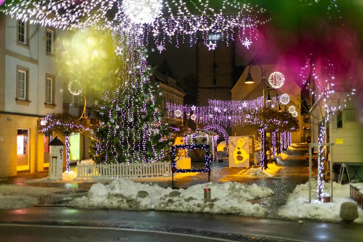 S prižigom praznične razsvetljave vstopamo v čarobni december