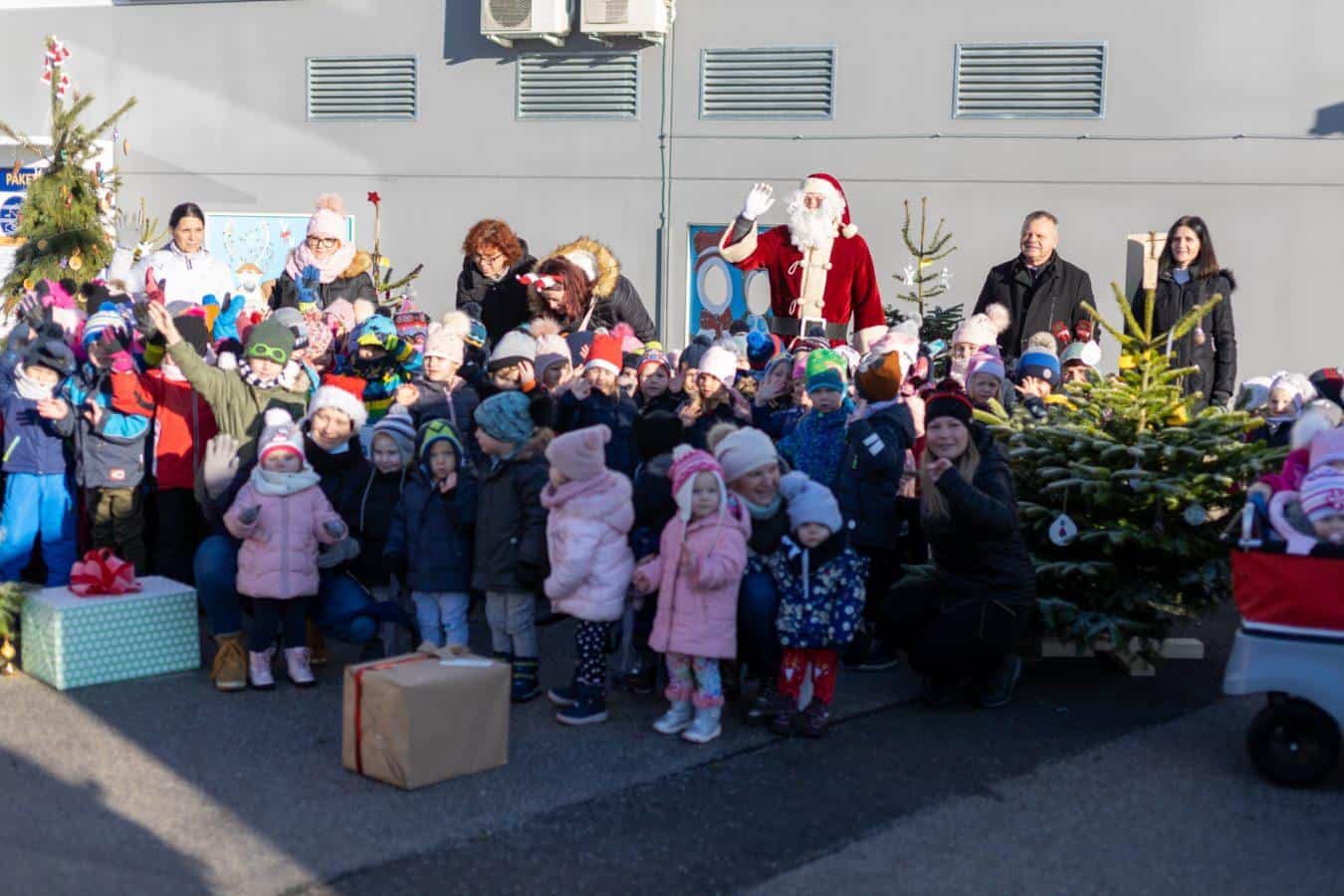 Božiček obdaril in razveselil najmlajše v Slovenj Gradcu in Mislinji (VIDEO in FOTO)