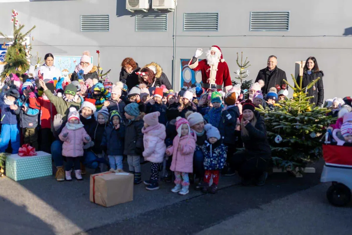Božiček obdaril in razveselil najmlajše v Slovenj Gradcu in Mislinji (VIDEO in FOTO)