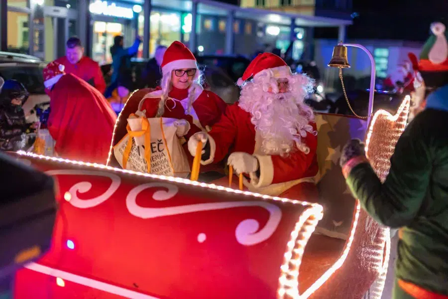 Božički na štirikolesnih obiskali Mežiško dolino in obdarili najmlajše (VIDEO in FOTO)