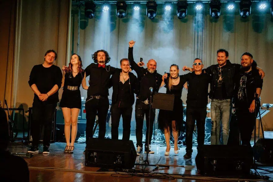 Prisluhnite koncertu "Ob prazničnem kaminu z Riff Bandom"