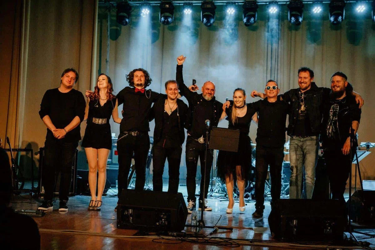 Prisluhnite koncertu "Ob prazničnem kaminu z Riff Bandom"