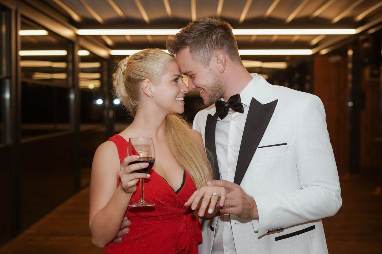 Zaročen in z dvojnim videjem Luka Basi praznuje 5. obletnico kariere z novo skladbo (VIDEO)