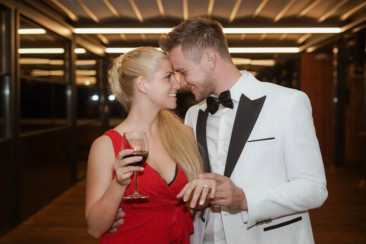 Zaročen in z dvojnim videjem Luka Basi praznuje 5. obletnico kariere z novo skladbo (VIDEO)