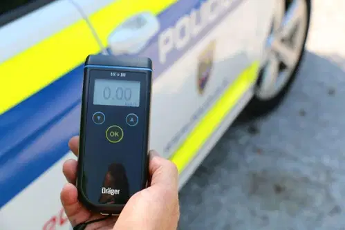 Koroški policisti ustavili mladoletnega voznika, ki je prevažal vinjenega očeta