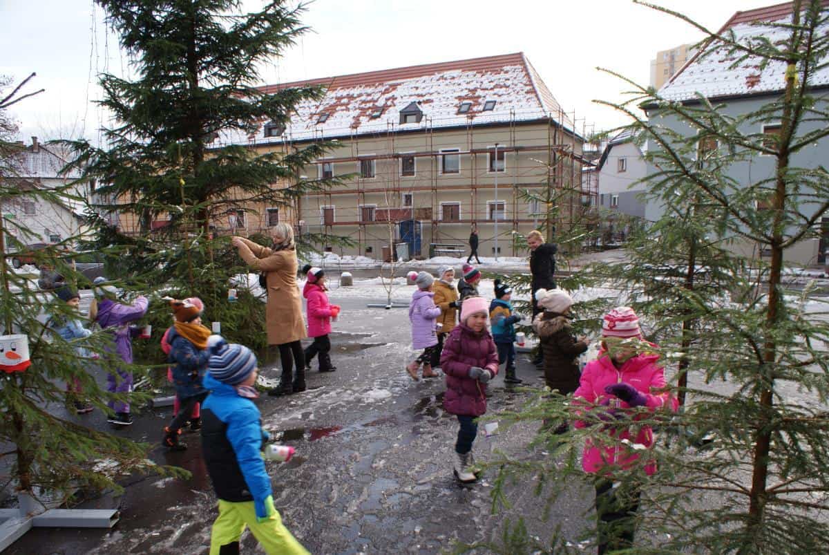 Tudi na Ravnah so vstopili v praznični december (FOTO)