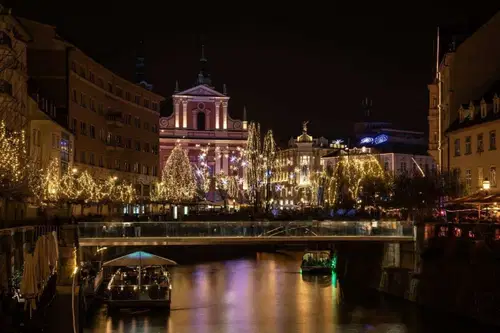 V Ljubljani na stojnicah ponovno tudi hrana in pijača. Janković: Janša je "očitno postal prvi infektolog v državi"