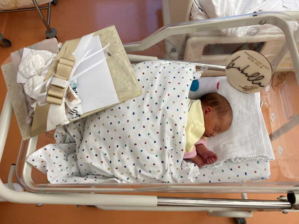 Porodnišnica Slovenj Gradec: Župan Tilen Klugler z darilom obdaril prvo letošnjo dojenčico Izabello