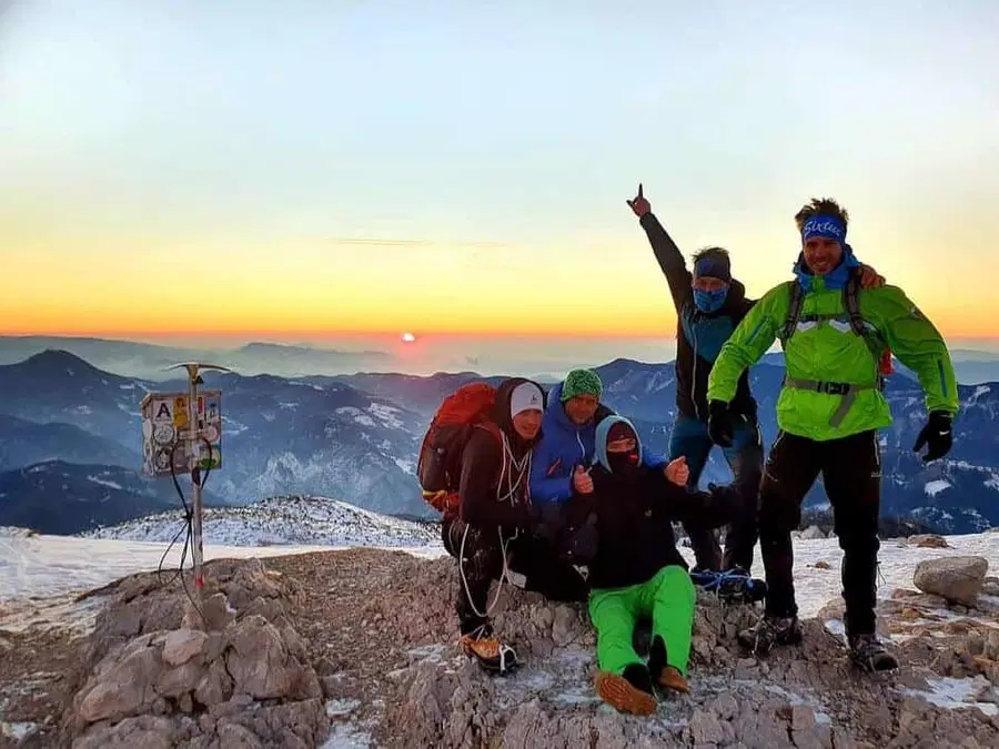 Nepozabno doživetje: prijatelji paraplegiku omogočili, da je opazoval sončni vzhod na Peci (FOTO)