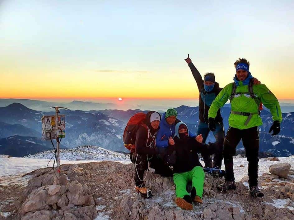 Nepozabno doživetje: prijatelji paraplegiku omogočili, da je opazoval sončni vzhod na Peci (FOTO)