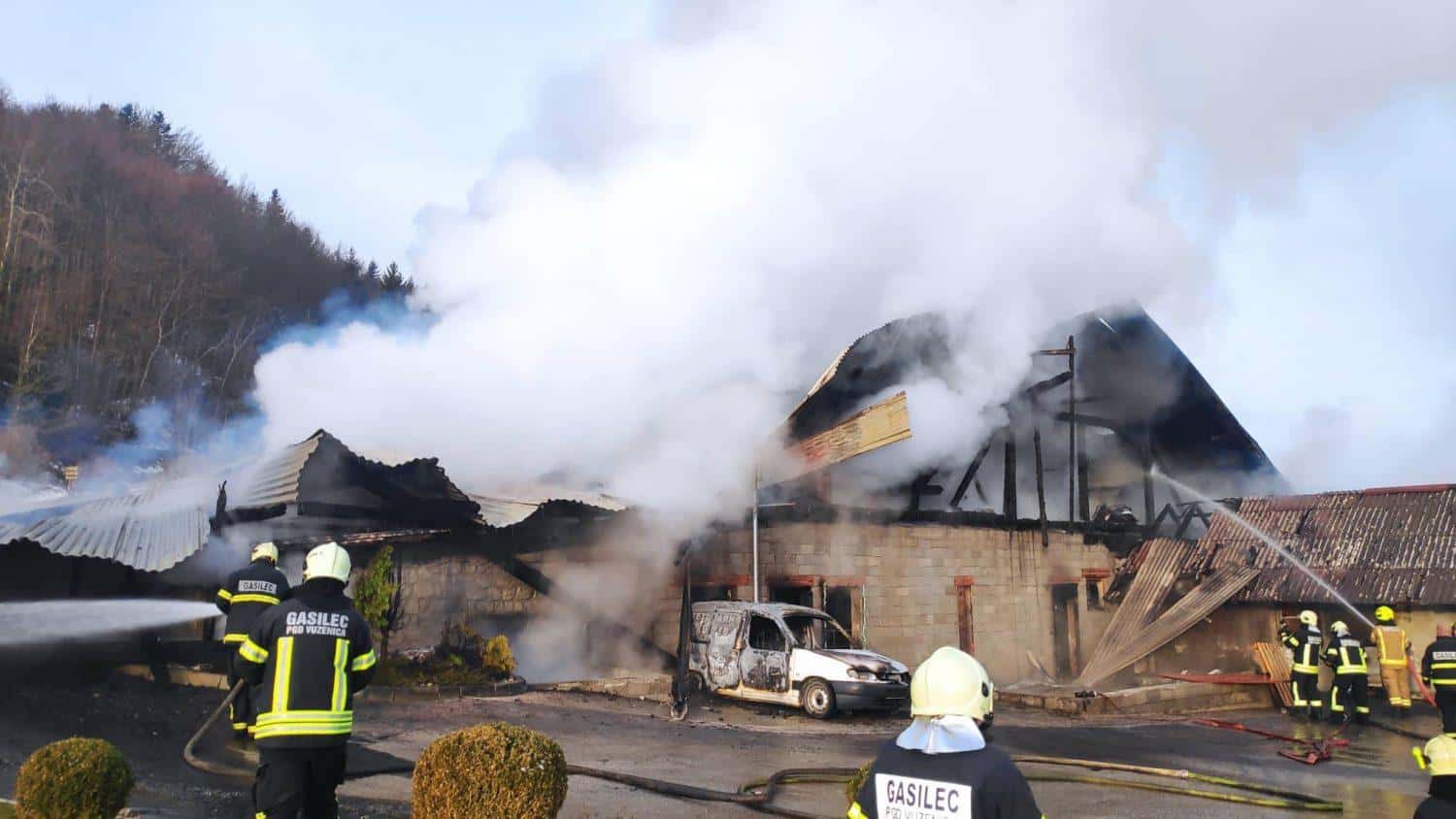Požar v celoti uničil gospodarsko poslopje v Vuzenici, poginilo več glav živine (FOTO)