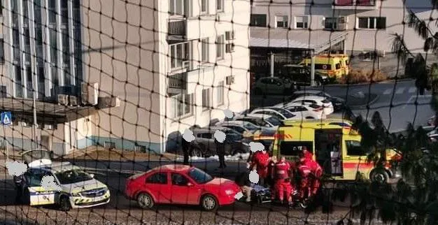 Na Ravnah zbil peško na prehodu za pešce. Huje poškodovano so prepeljali v bolnico