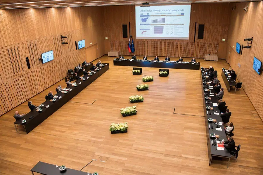 Karantena od ponedeljka skrajšana na sedem dni. Na Brdu o delovanju gospodarstva v razmerah rasti števila okužb