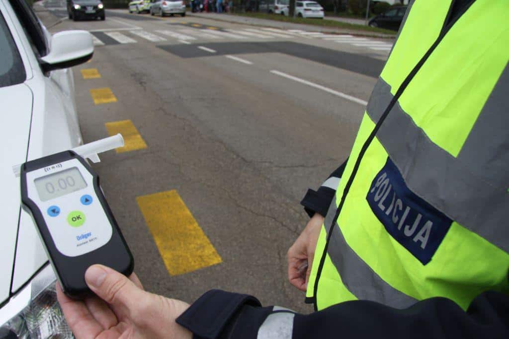 Koroški in celjski policisti v dveh urah zaznali 128 kršitev cestnega prometa, oglobili so več kot 80 voznikov