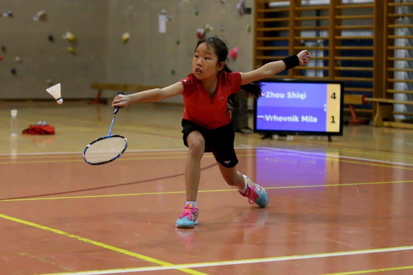 Na Ravnah na turnirju v badmintonu pet zlatih medalj za mlade kitajske igralce iz Celovca, do odličij tudi Korošci (FOTO)