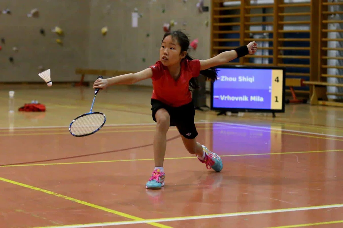 Na Ravnah na turnirju v badmintonu pet zlatih medalj za mlade kitajske igralce iz Celovca, do odličij tudi Korošci (FOTO)