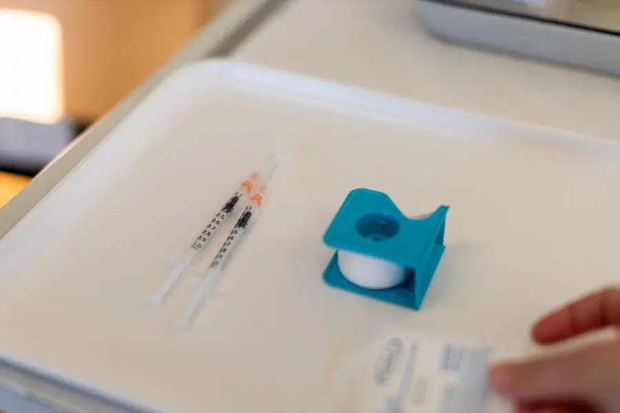 NIJZ po predlogu programa cepljenja pristojnost določanja skupin za cepljenje proti covidu-19 v primeru nujnih razmer