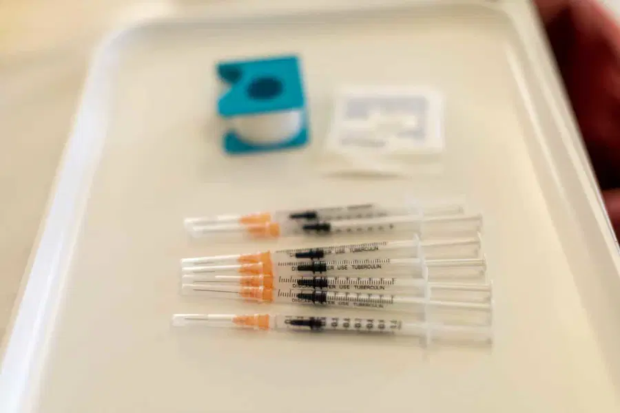 V ZD Šentjur 36 oseb pomotoma cepili s fiziološko raztopino. Včeraj potrdili 8681 okužb, laboratoriji preko roba zmogljivosti