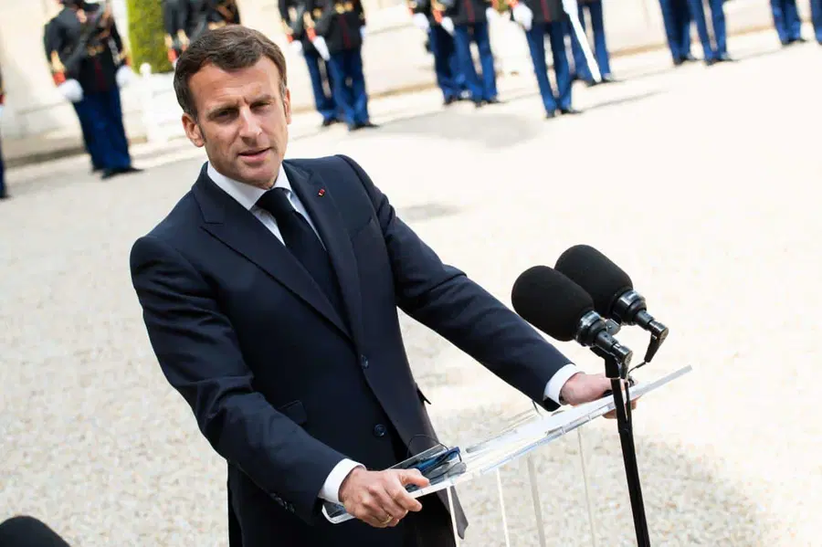 Macron razburil z izjavo, da želi kar najbolj otežiti življenje necepljenim