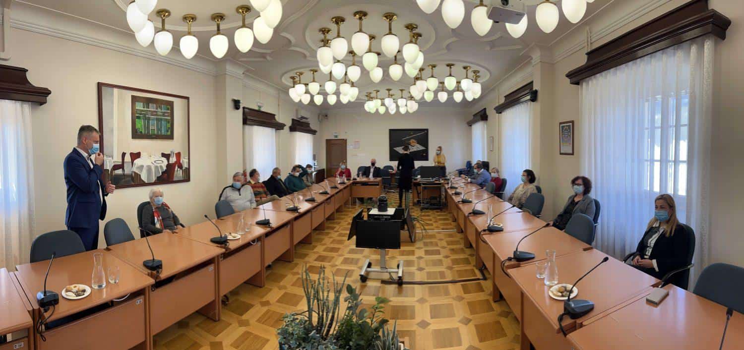 V Slovenj Gradcu so se z županom srečali upokojenci občinske uprave in duhovniki (FOTO)