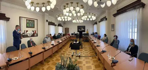 V Slovenj Gradcu so se z županom srečali upokojenci občinske uprave in duhovniki (FOTO)