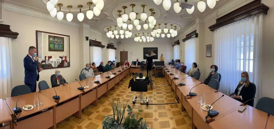 V Slovenj Gradcu so se z županom srečali upokojenci občinske uprave in duhovniki (FOTO)