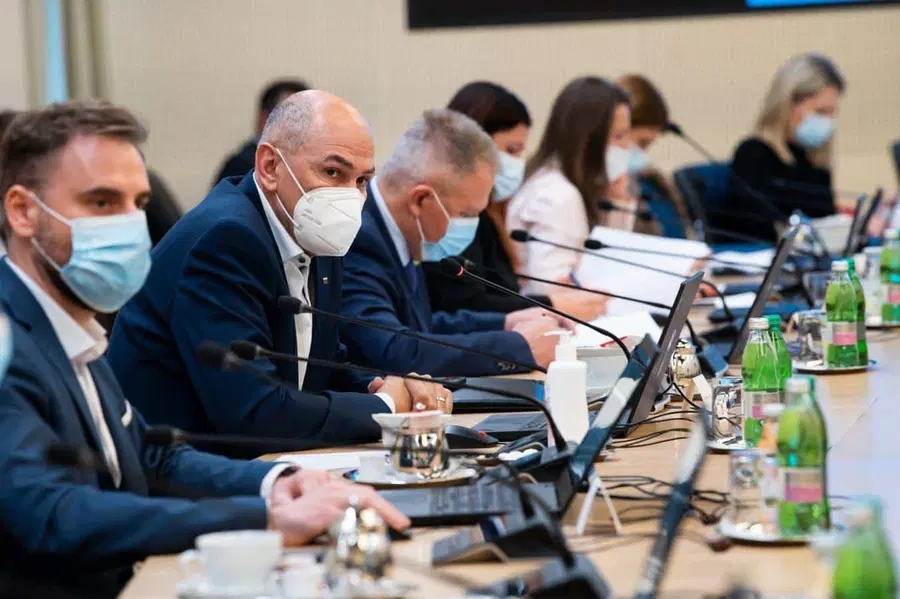 Ta ukrep je vlada podaljšala še en mesec