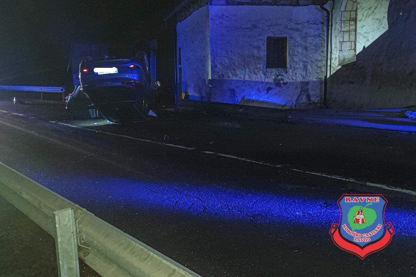 Na Poljani z avtom zapeljal s ceste v ograjo in se obrnil na streho. Poškodovano osebo so prepeljali v bolnico